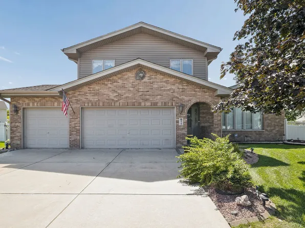 611 Flanagan Dr, Minooka, IL 60447