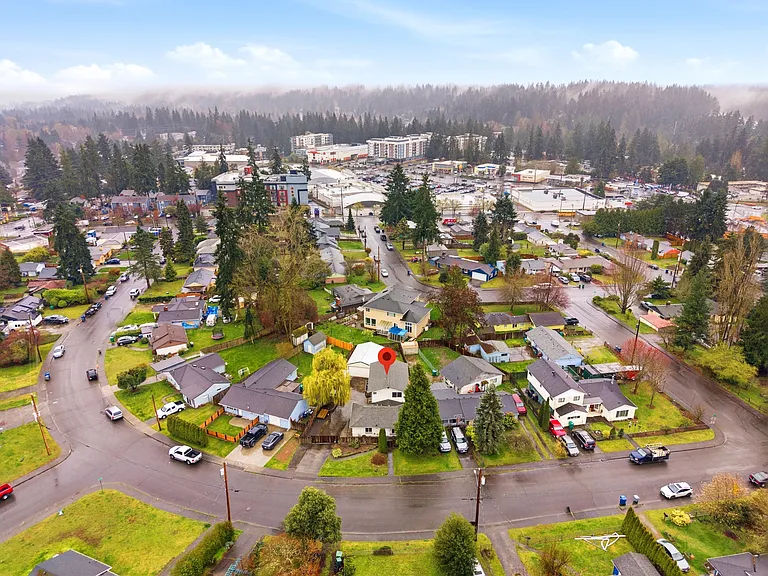 Quiet neighborhood with quick access to I5 and MLT Lightrail