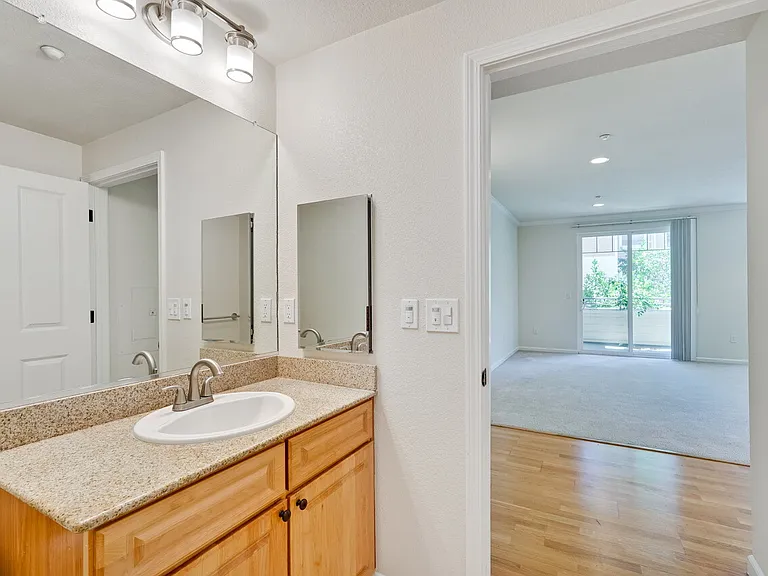 Encinal Place Apartments — Photo 41