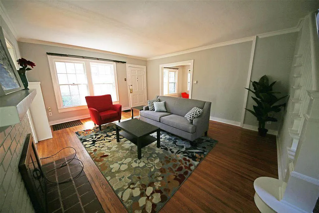 1006 E 1st St — Photo 3