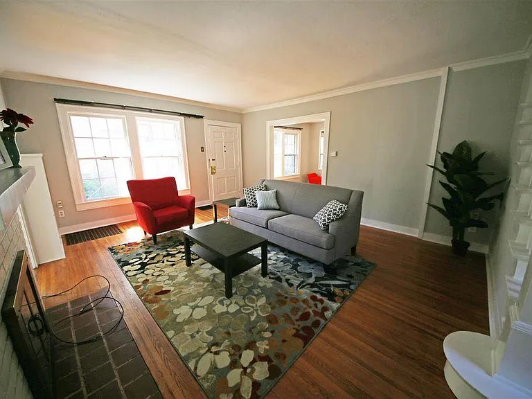 1006 E 1st St — Photo 3