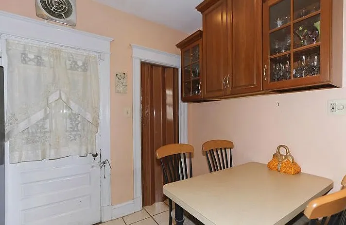 1318 Irving St NE — Photo 6