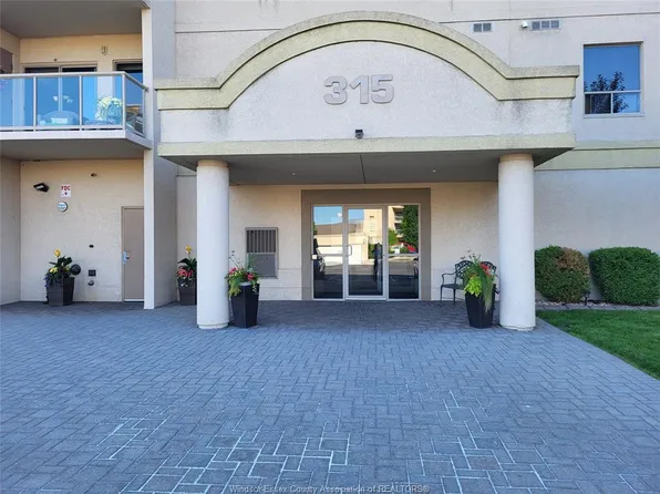 315 Village Grove Dr #506, Tecumseh, ON N8N 5G4