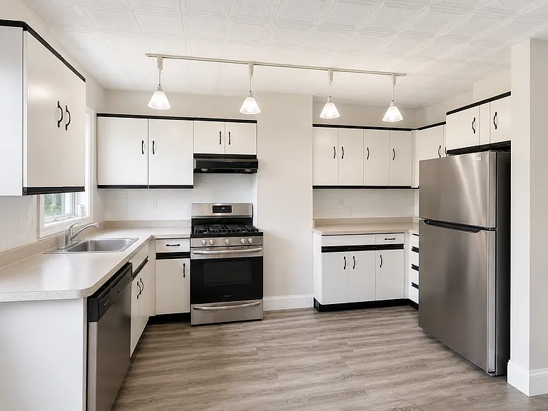 195 Maverick St #1 — Photo 1
