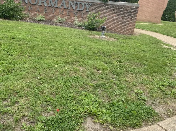 7709 Circle Dr, Saint Louis, MO 63121