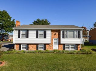 608 Angle Ln NE, Roanoke, VA 24019