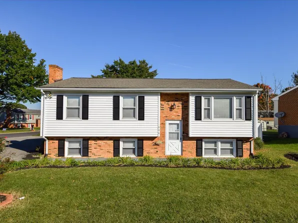 608 Angle Ln NE, Roanoke, VA 24019
