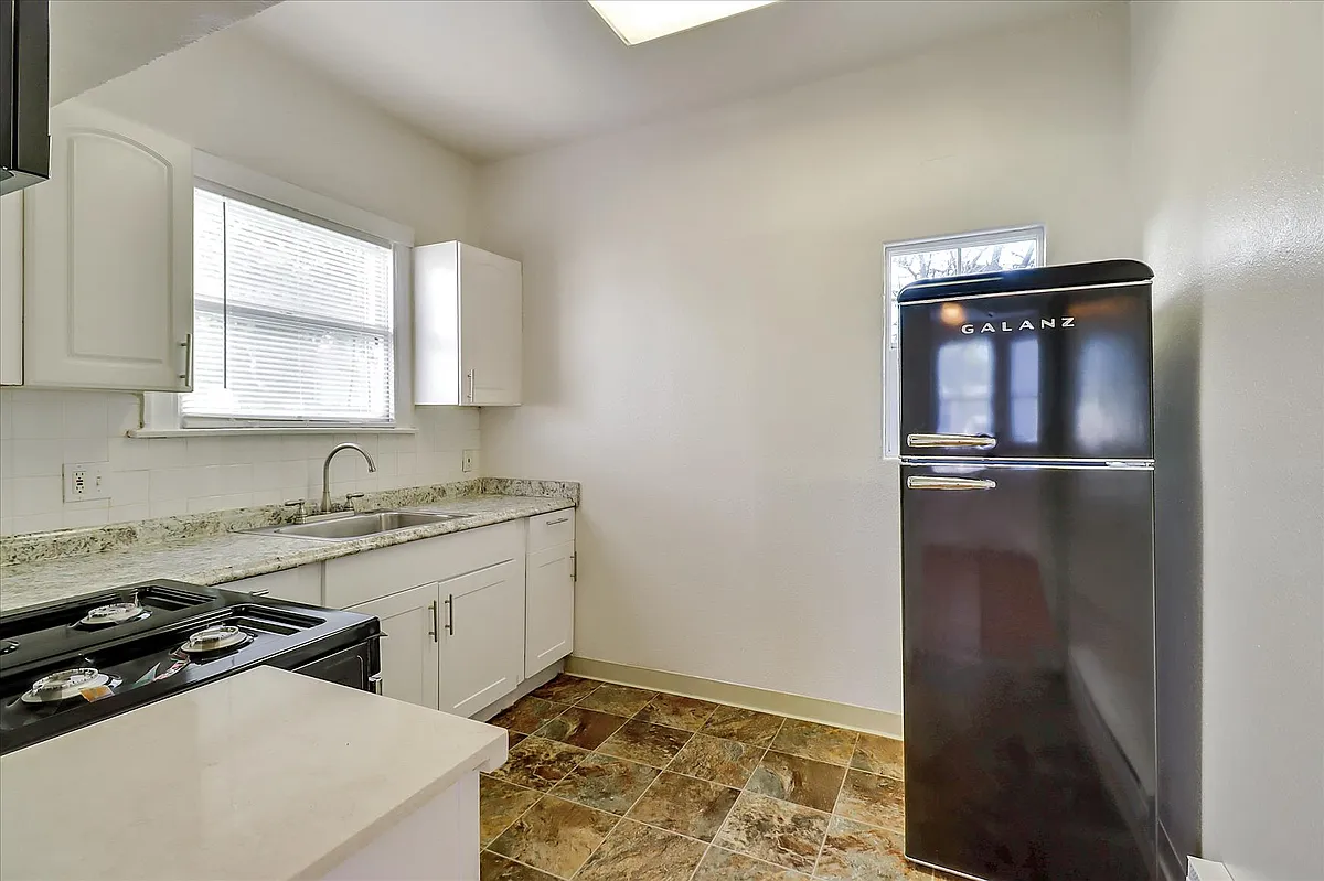 Building Photo - 98 N 6th St #3