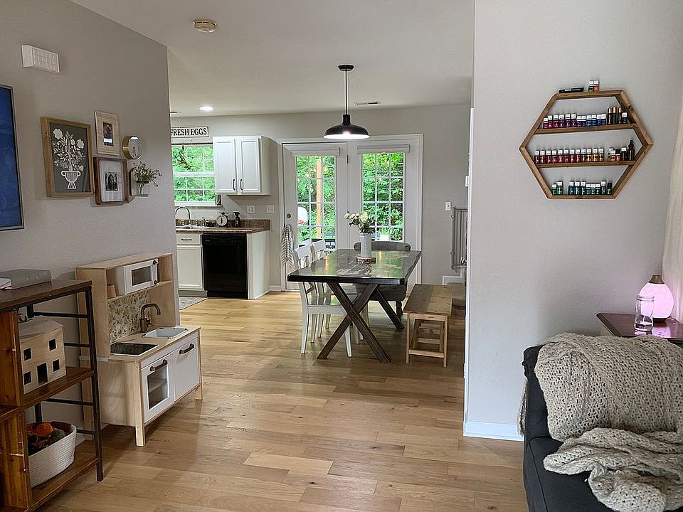 1st image of 827 Blue Spruce Way