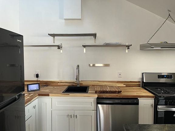 2nd image of 1415 Outlook Ave #3