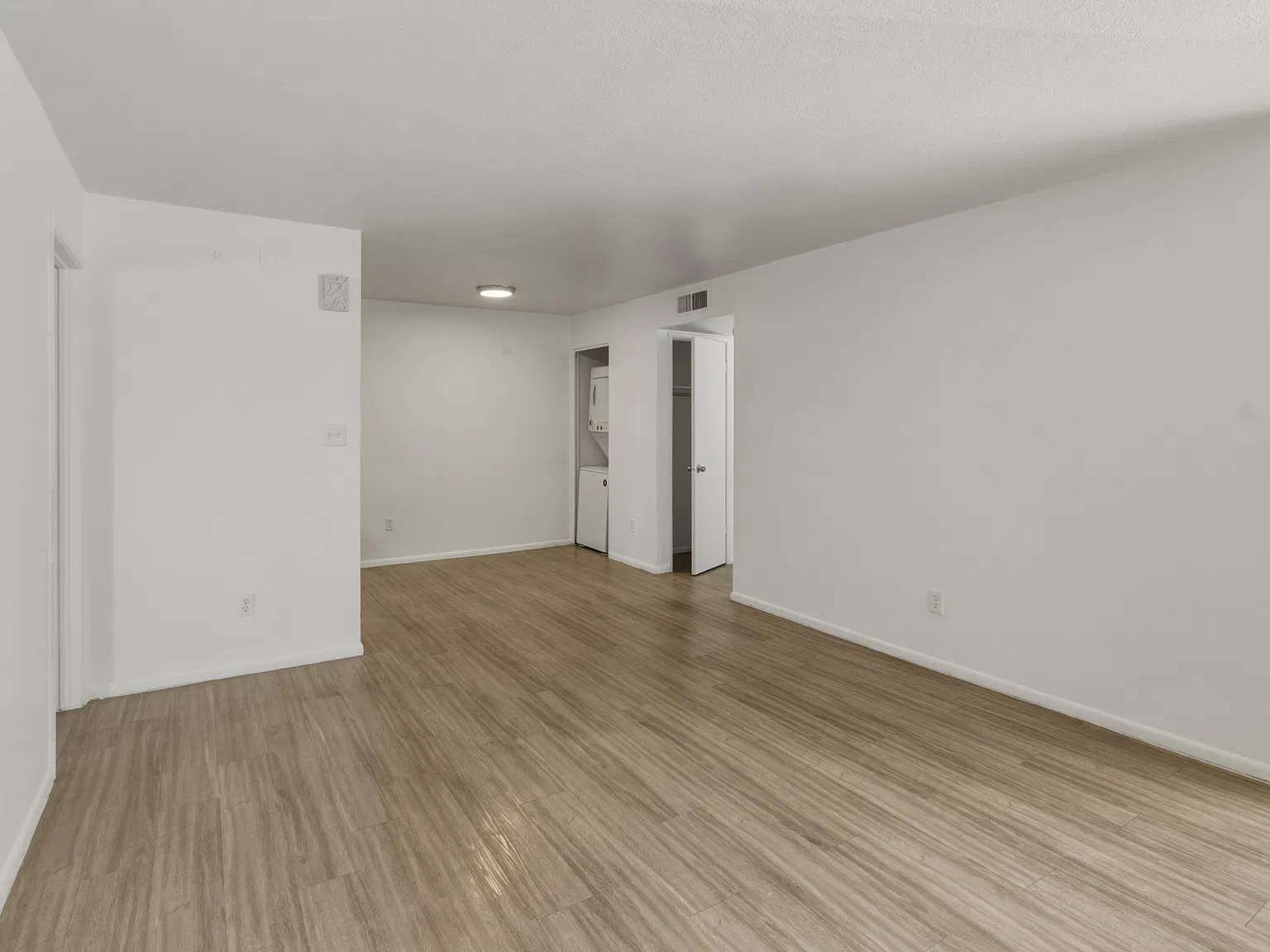 2 Bed, 2 Bath Apartment in North Phoenix Washer/Dryer In-Unit, Walk-In Closet, Two Full Baths — Photo 3