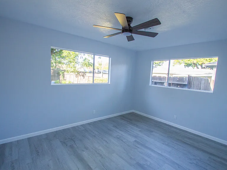 1434 Fordham Ave — Photo 17