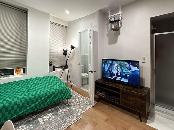 5th image of 21 Essex St #21