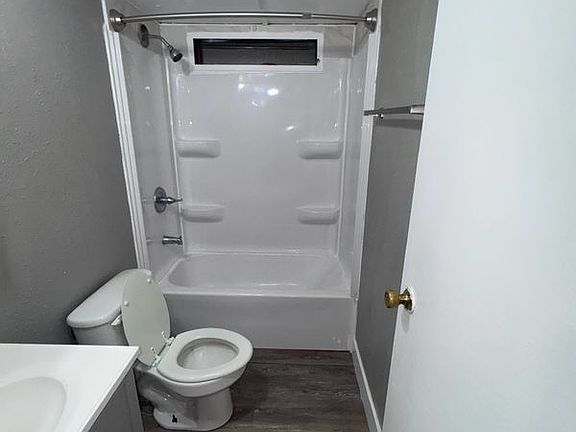 5th image of 15637 Sims Ln