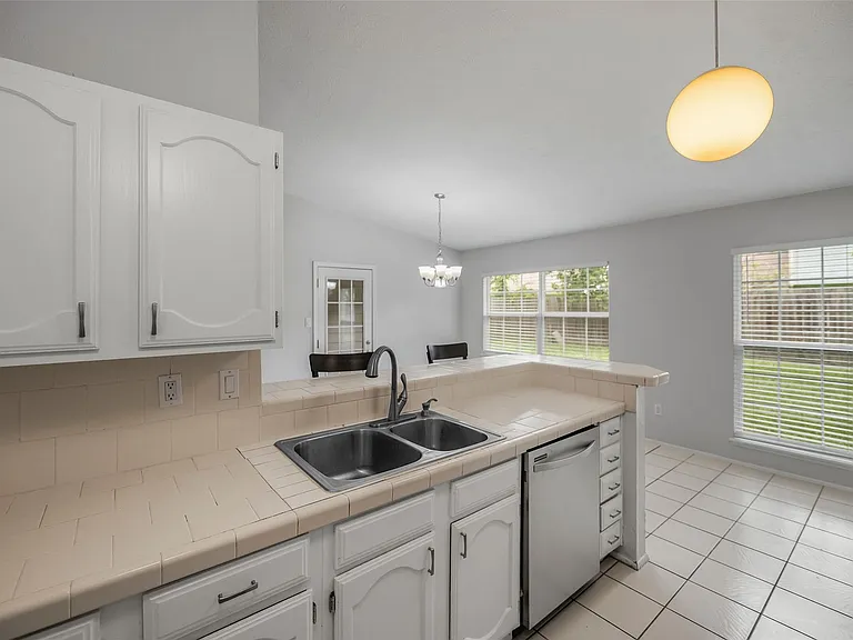10122 Green Valley Ln — Photo 7
