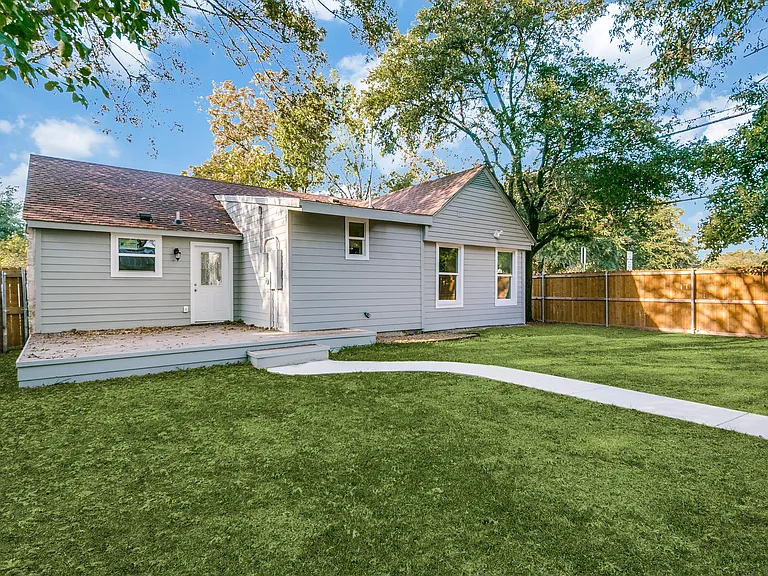 9046 Forest Hills Blvd — Photo 11