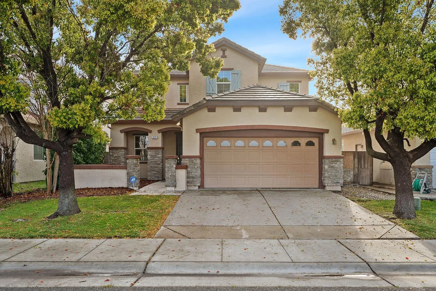 571 Greg Thatch Cir photo 1