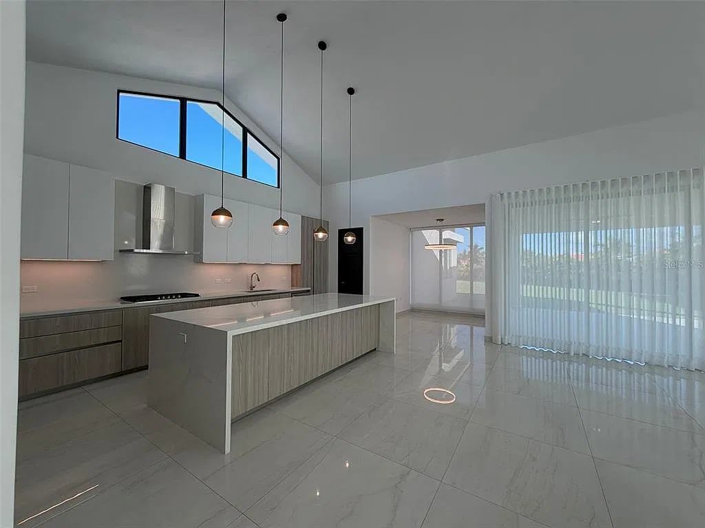 5 bed, 4.5 bath, $15,000 — Photo 3