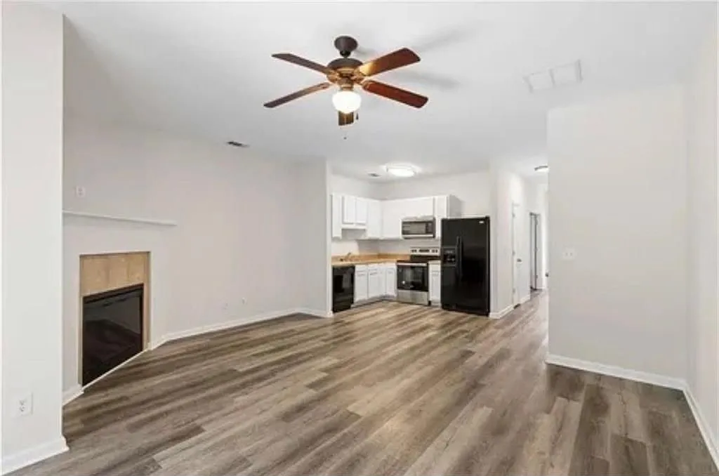 3 bed, 3.0 bath, 1742 sqft, $2,400 — Photo 4