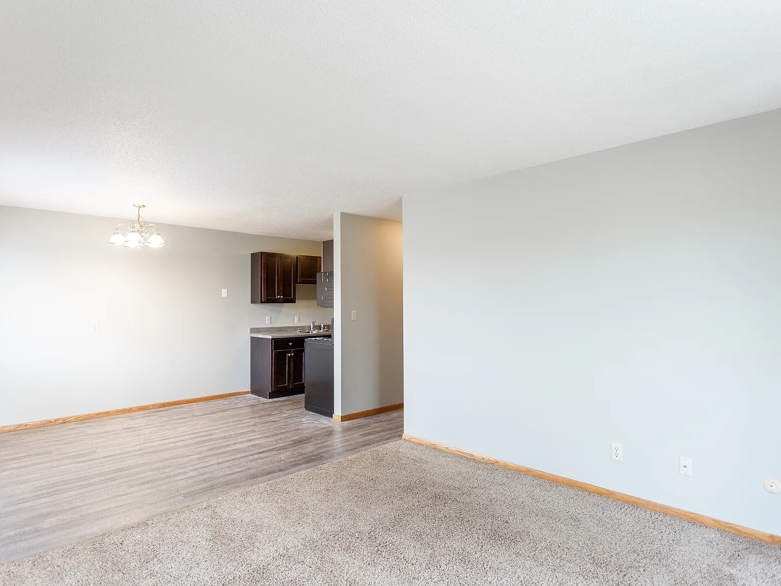 Kings Kourt Apartments — Photo 4