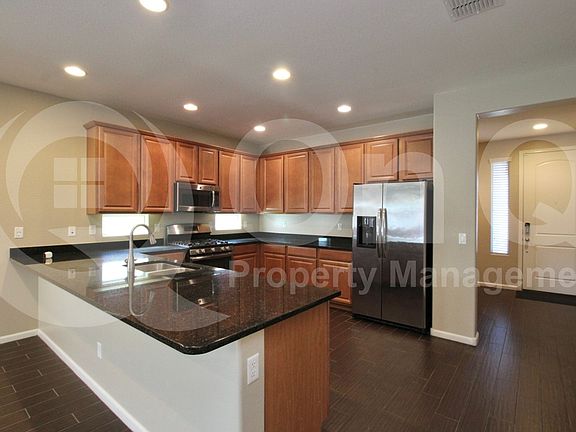 3rd image of 867 E Aberdeen Dr