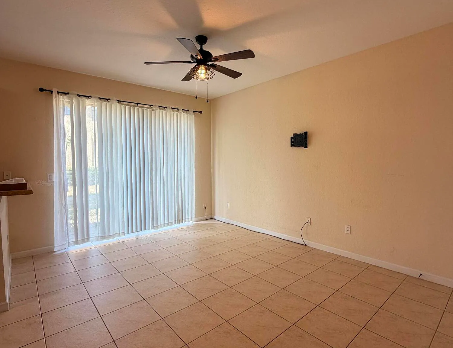 3 bed, 2.5 bath, 1565 sqft, $2,000 — Photo 4