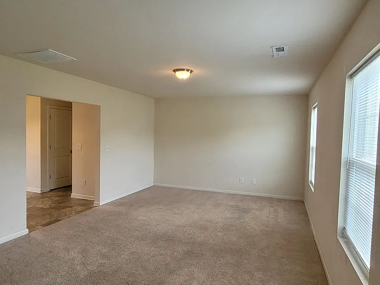 82 Aleah Ct — Photo 2