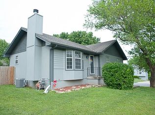 230 SE Topaz Cir, Lees Summit, MO 64063