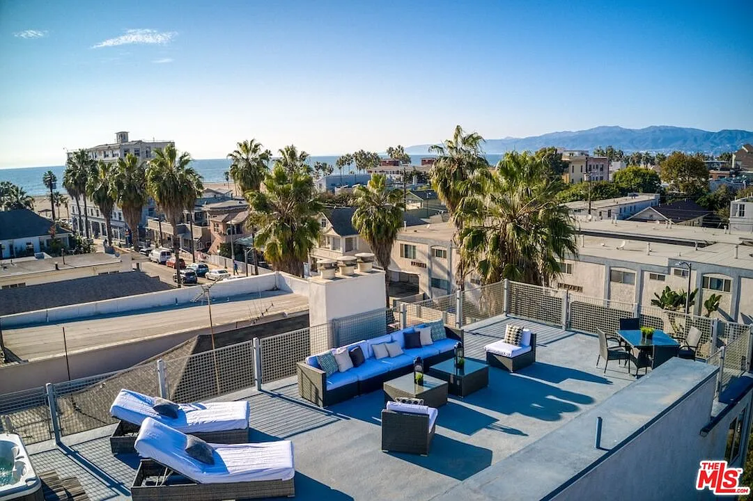 1 bed, 2.0 bath, 2400 sqft, $8,400 — Photo 3