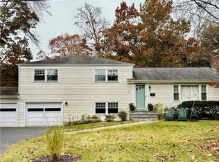 9 Wedgewood Ln, Barrington, RI 02806