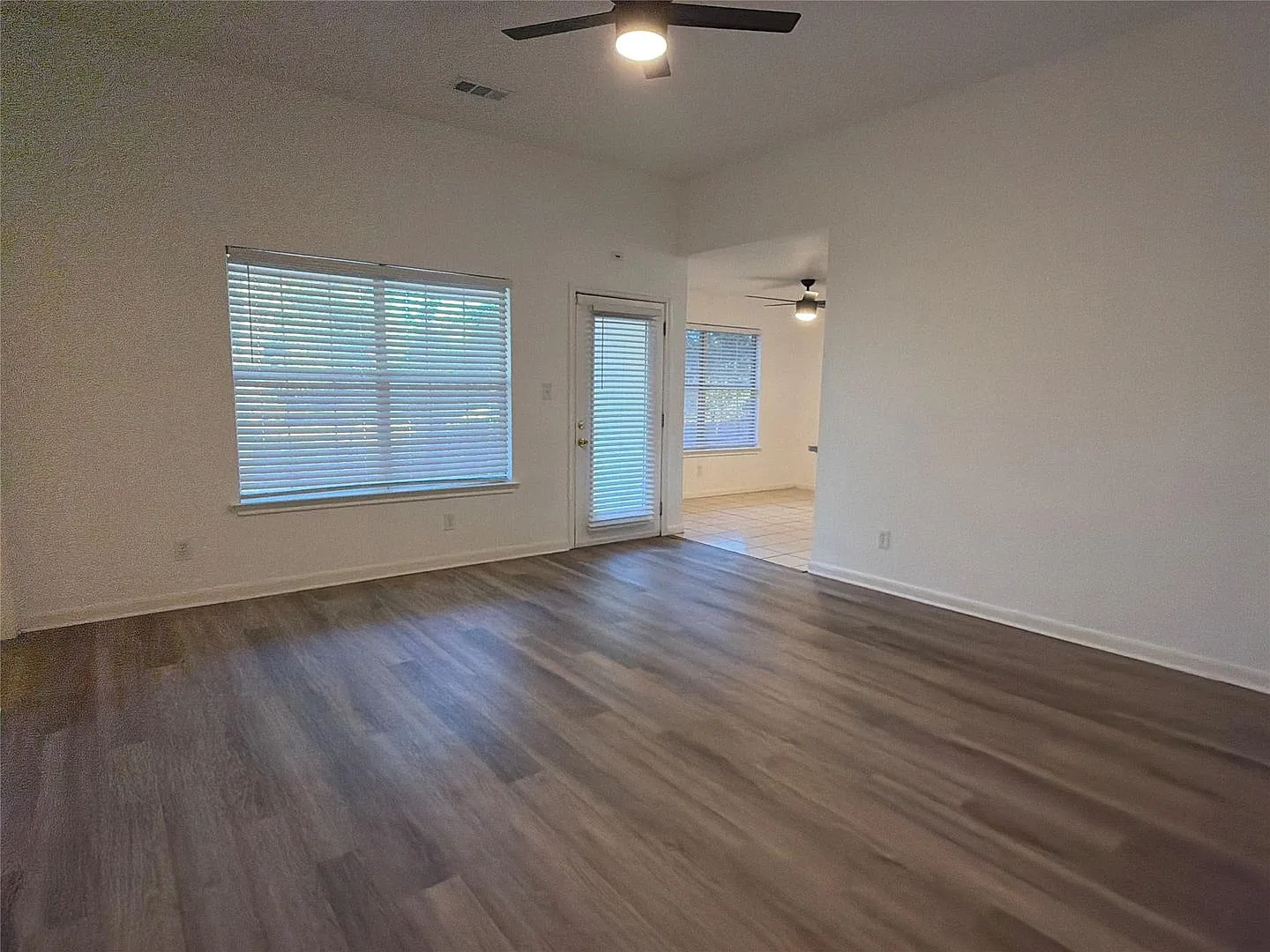 3 bedroom house with large yard - Available now — Photo 2