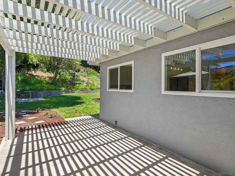 5164 Chateau Dr — Photo 16
