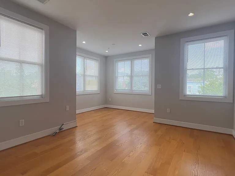 1209 G St SE #8 — Photo 6