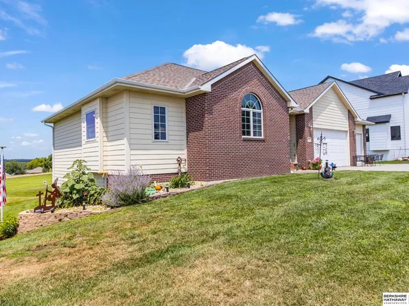 8578 Lake Ridge Dr, Plattsmouth, NE 68048