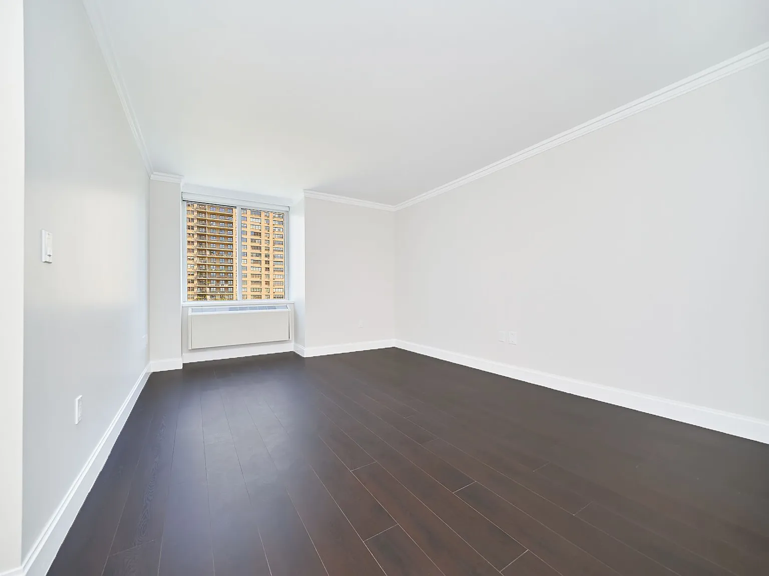 160 Riverside Boulevard — Photo 2