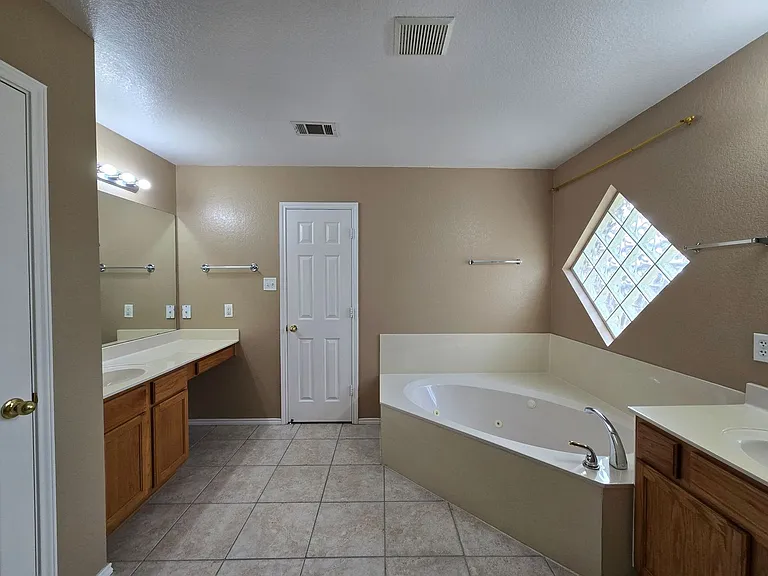 5812 Durango Dr — Photo 17