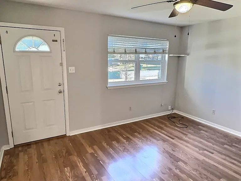 302 Hunter Dr — Photo 2