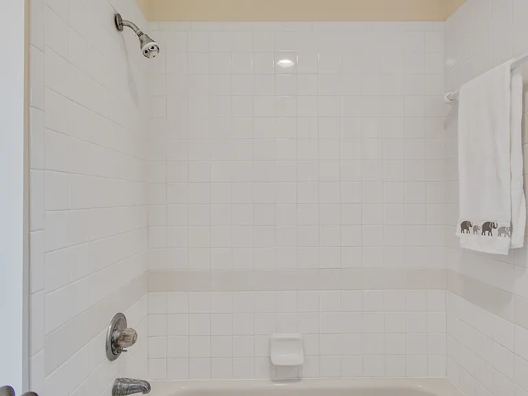 100B Coral Reef Ct N — Photo 17