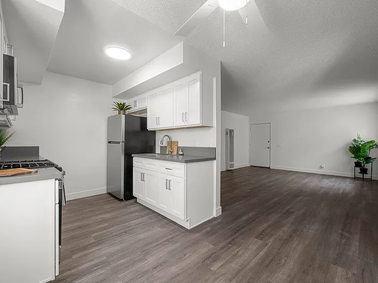 Sunset Square Apartments — Photo 18