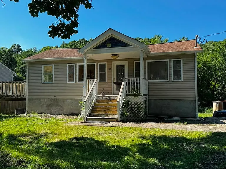 33 Kennedy Dr — Photo 1
