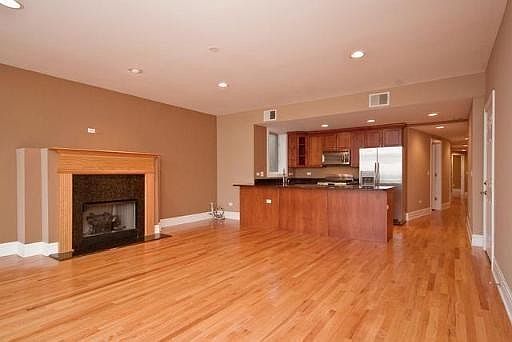 3rd image of 2940 N Lincoln Ave #3