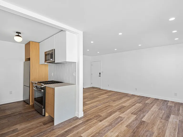 1563 Gordon St — Photo 10