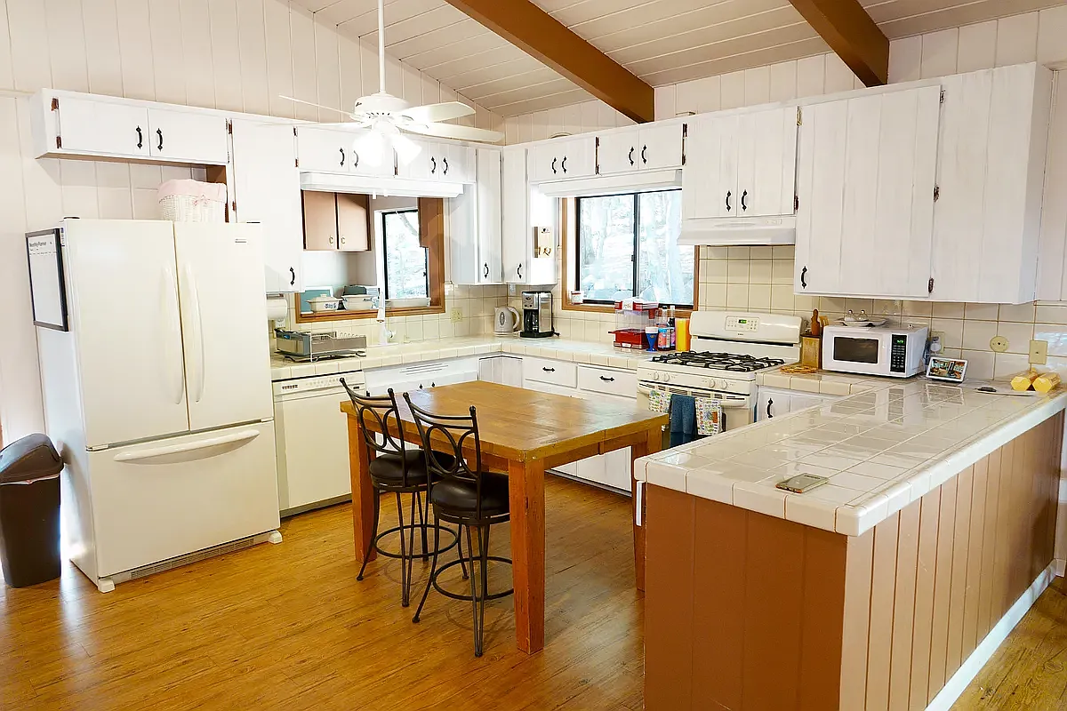 4 bed, 2400 sqft, $3,900 — Photo 2