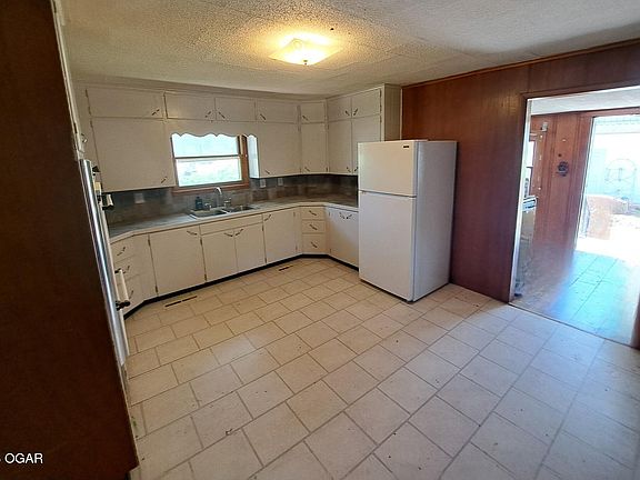 4th image of 710 E 1st St
