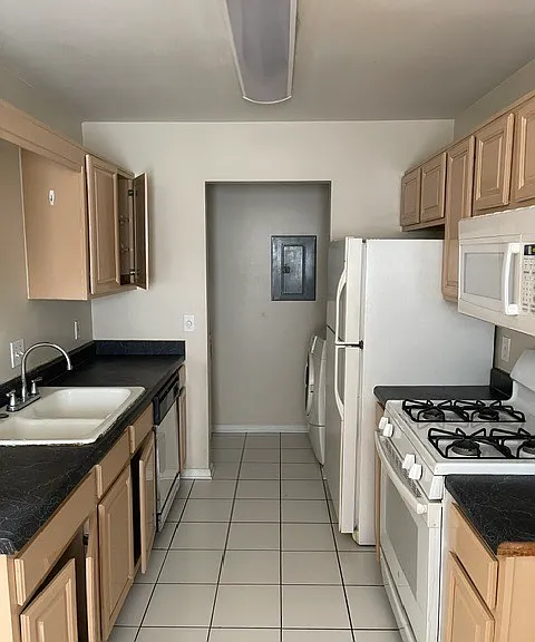 522 Bellmore Pl — Photo 3