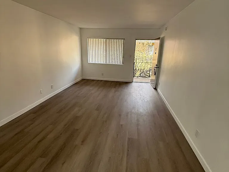 Canoga Variel Apartments- Canoga Park, CA — Photo 24