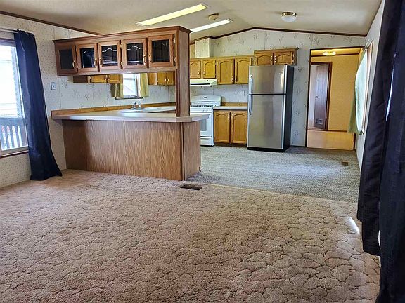 5th image of 370 Westshore Village Dr