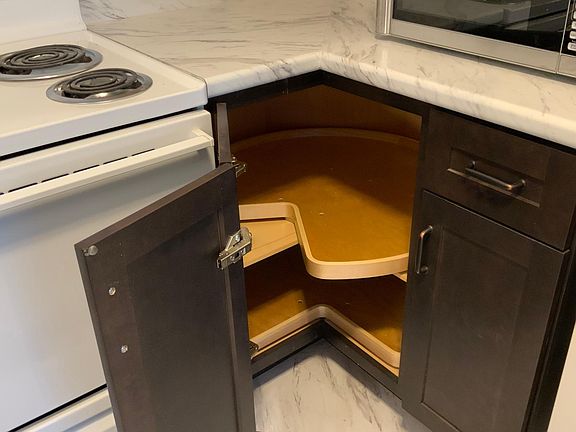 Corner cabinet