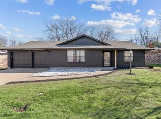 1221 Tanglewood Dr, Cleburne, TX 76033