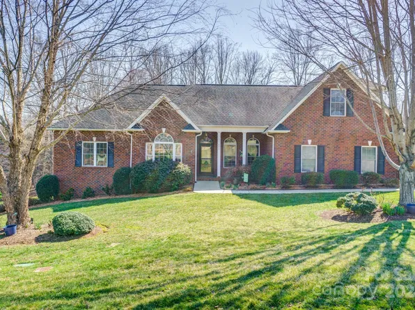 6316 Dwayne Starnes Dr, Hickory, NC 28602